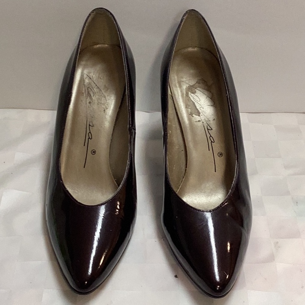 Caressa, size 7.5, brown patent, 3” heel
